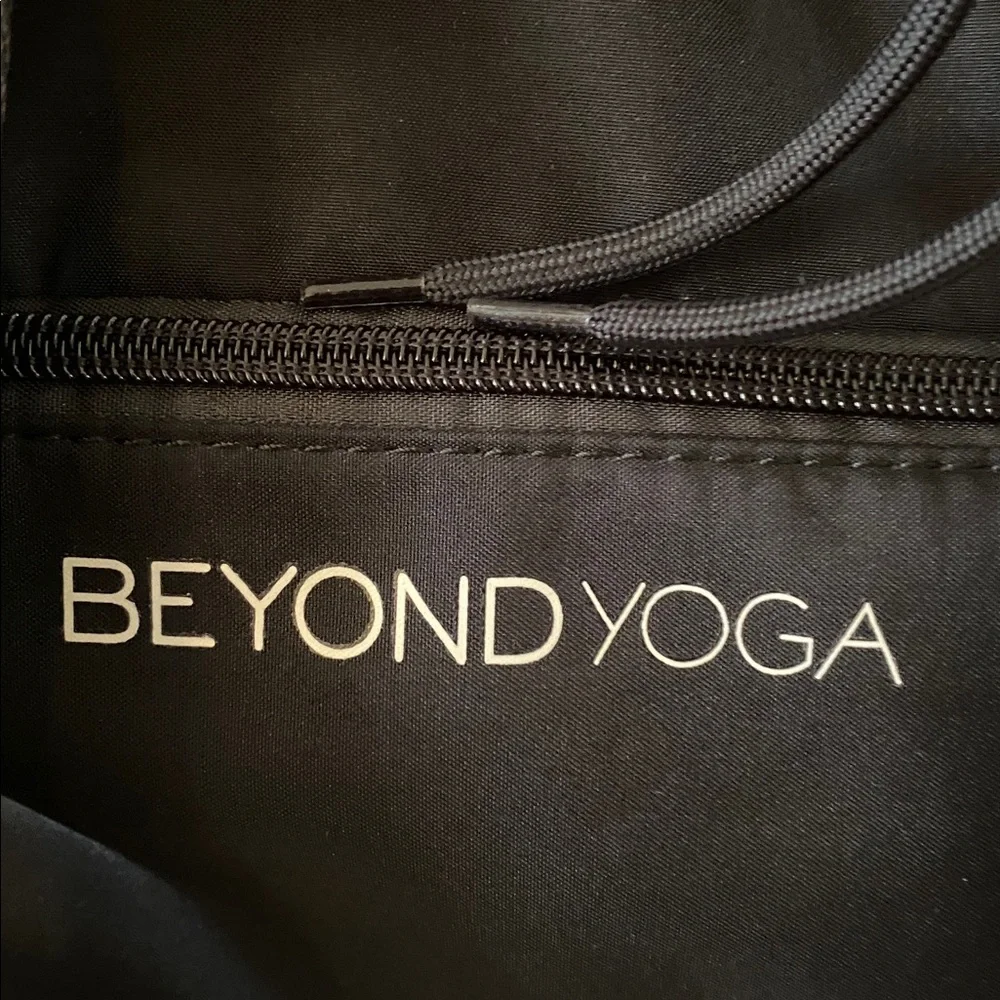 Beyond Yoga convertible gym bag backpack black pristine condition